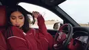 Kylie Jenner sendiri sebenarnya ingin mengajak Stormi jalan-jalan dengan mobil barunya, namun dia tetap mementingkan keselamatan sang anak. (instagram/kyliejenner)