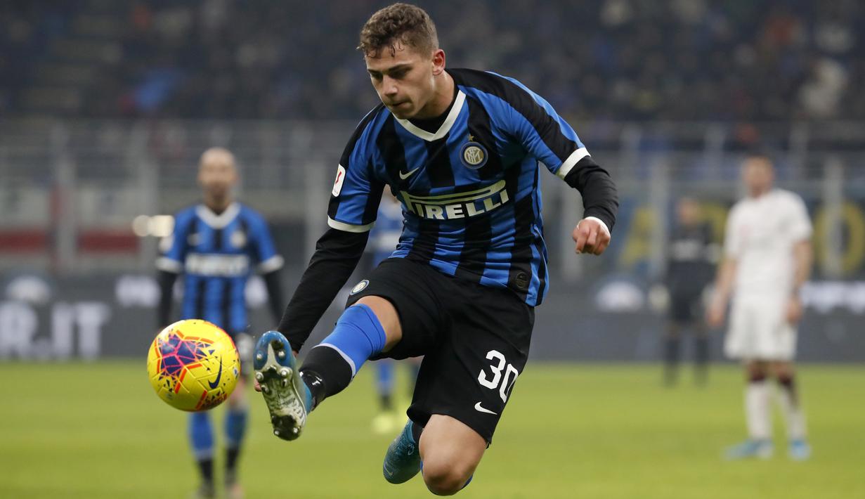 Pemain Inter Milan, Sebastiano Esposito, mengontrol bola saat melawan Cagliari pada laga Coppa Italia di Stadion Giuseppe Meazza, Rabu (15/1/2020). Inter Milan menang 4-1 atas Cagliari. (AP/Antonio Calanni)