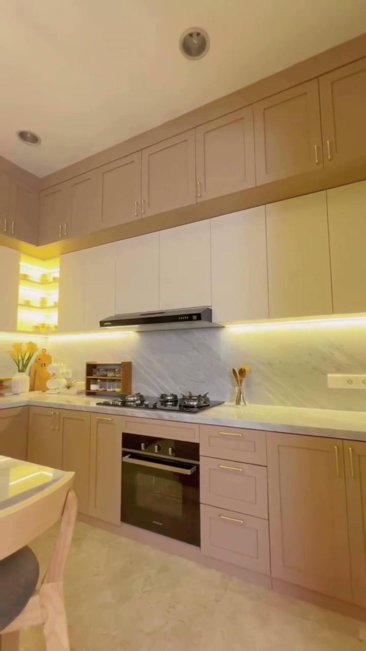8 Potret Dapur Baru Olla Ramlan yang Elegan dan Cozy, Dilengkapi Chandelier yang Indah
