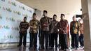 Presiden Joko Widodo memberi keterangan usai pertemuan tertutup di Kantor Pimpinan Pusat Muhammadiyah, Jakarta, (8/11). Kunjungan  Jokowi ke PP Muhammadiyah dalam rangka melakukan konsolidasi atau dialog dengan ormas Islam. (Liputan6.com/Faizal Fanani)