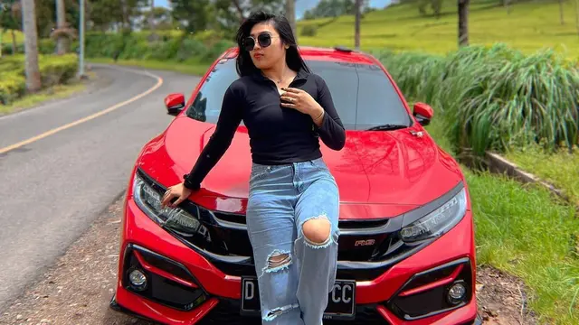 [Fimela] Gigi Ruwanita eks Istri Doni Salmanan