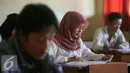 Suasana Ujian Paket B di SMP Muhammadiah Klaten,Yogyakarta (11/5). Ujian tersebut untuk mendapatkan ijazah setingkat SMP diikuti oleh 111 peserta. (Liputan6.com/Boy Harjanto)