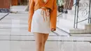 Di potret lainnya, Wika Salim memadukan crop top yang dilapisi crop blazer warna oranye. Gaya edgynya tersebut dipadukan dengan mini skirt dan sepatu boots warna putih, stylish!  (Instagram/wikasalim).