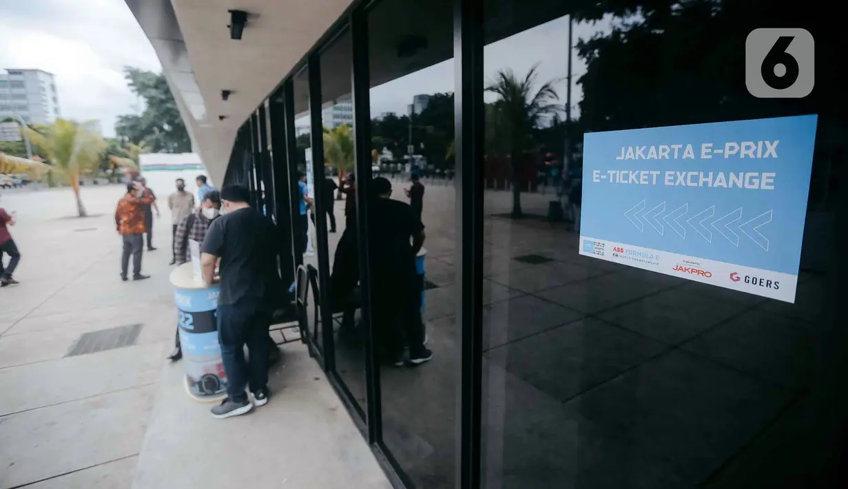 Pemberitahuan lokasi penukaran tiket elektronik (e-ticket) lomba balap mobil listrik Formula E dengan tiket fisik terpasang di Taman Ismail Marzuki, Cikini, Jakarta Pusat, Kamis (2/6/2022). Pihak Organizing Committee (OC) Jakarta E-Prix menyiapkan tiga lokasi penukaran tiket elektronik pada 1-3 Juni 2022 di Thamrin City, Taman Ismail Marzuki, dan Velodrome Rawamangun. (Liputan6.com/Faizal Fanani)