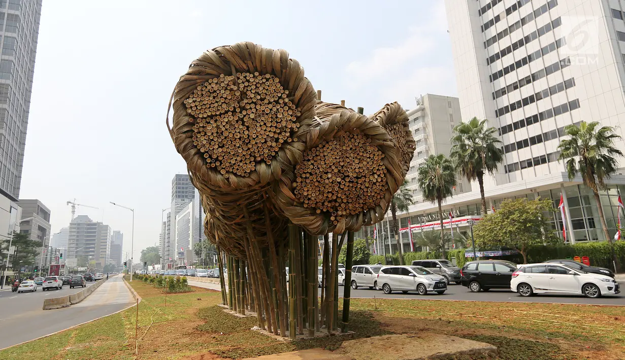 Sebuah instalasi bambu menghiasi kawasan Bundaran HI, Jakarta, Rabu (15/8). Instalasi bambu karya Joko Afianto dipajang untuk menyambut HUT Kemerdekaan RI dan Asian Games 2018. (Liputan6.com/Fery Pradolo)