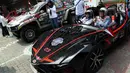 Dua wanita berfoto di dalam mobil listrik ITS yang mengikuti kegiatan Jambore Kendaraan Listrik Nasional di Kantor PLN UID Jakarta, Selasa (3/9/2019). Jambore nasional tersebut berbentuk rally dan menempuh jarak 900 kilometer (km) dari Surabaya menuju Jakarta. (Liputan6.com/Johan Tallo)