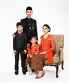Tepat di momen pelantikan Gibran Rakabuming Raka sebagai Wakil Presiden RI 2024-2029, dirinya turut serta mengajak keluarganya untuk melakoni pemotretan bersama. [@riomotret].