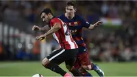 BEREBUT BOLA - Lionel Messi berebut bola dengan Mikel Balenziaga. (AFP)