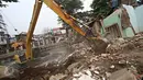 Petugas mengoperasikan alat berat membongkar bangunan di bantaran Sungai Ciliwung, Bukit Duri, Jakarta, Selasa (12/1). Pemprov DKI melakukan pembongkaran sejumlah bangunan terkait proyek normalisasi Sungai Ciliwung. (Liputan6.com/ Immanuel Antonius)