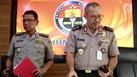 Humas Polri memberikan keterangan pers terkait ledakan yang terjadi di Kampung Melayu, Jakarta, Kamis (25/5). Polisi mengajak masyarakat untuk tidak takut pada terorisme. (Liputan6.com/Ferry Pradolo)