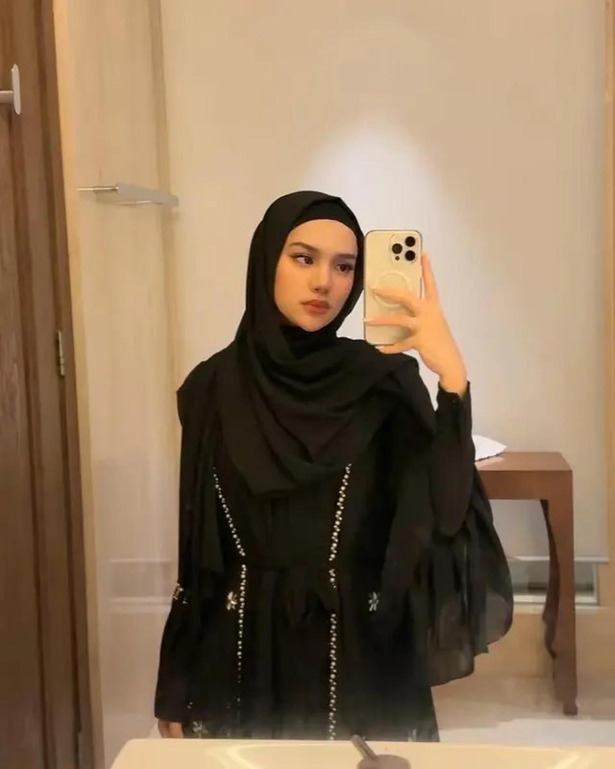5 Inspirasi Outfit Davina Karamoy saat Pakai Gamis, Stylish dan Sopan