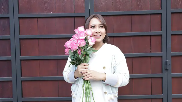 wanita desember pegang bunga mawar