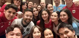 Pertandingan final FIFA ASEAN Cup 2026 disaksikan oleh sederet pasutri selebriti. Dari bangku penonton, mereka memberi semangat Timnas Indonesia untuk mengalahkan timnas Thailand. Seperti apa gaya busananya? [@miktambayong]