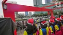 Warga menyaksikan grup vokal bernyanyi dalam acara Christmas Carol di Kawasan Bundaran HI, Jakarta, Kamis (22/12/2022). Pemerintah provinsi (Pemprov) DKI Jakarta kembali mengadakan Christmas Carol untuk merayakan Natal di Ibu Kota. Pagelaran ini diadakan mulai Rabu (21/12) hingga Jumat (23/12) dari pukul 15.30-17.30 WIB yang diselenggarakan di tiga titik, seperti Terowongan Kendal, kawasan Bundaran HI, dan Kota Tua. (Liputan6.com/Faizal Fanani)