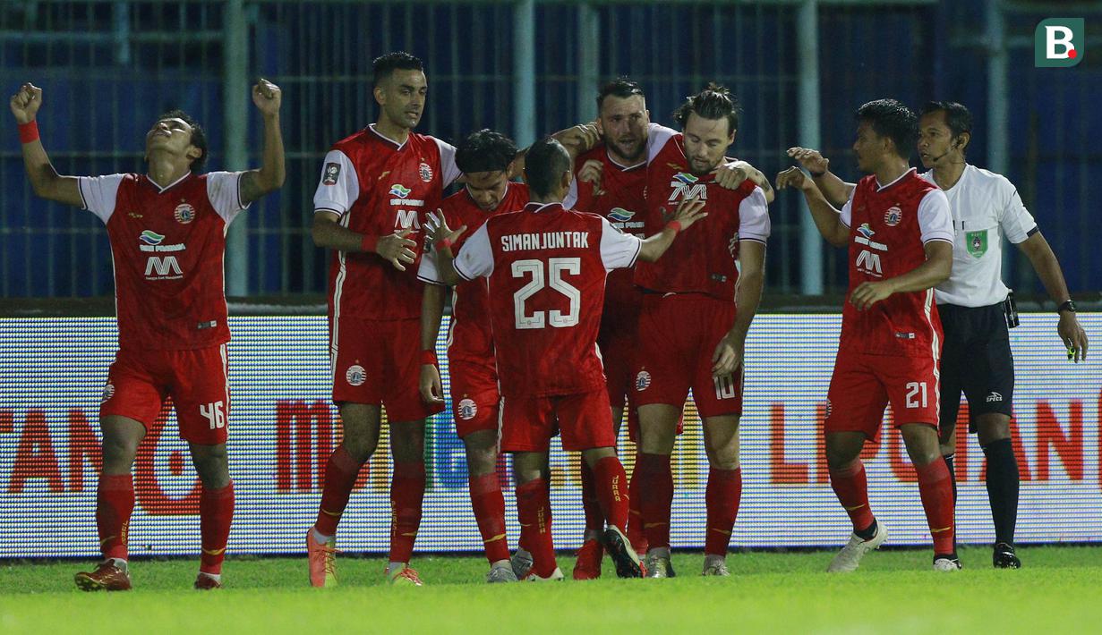 Para pemain Persija Jakarta merayakan gol kedua yang dicetak gelandang Marc Klok ke gawang Bhayangkara Solo FC dalam laga matchday ke-3 Grup B Piala Menpora 2021 di Stadion Kanjuruhan, Malang, Rabu (31/3/2021). Persija menang 2-1 atas Bhayangkara Solo FC. (Bola.com/M Iqbal Ichsan)