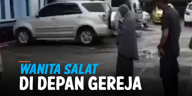 VIDEO: Heboh Wanita Salat di Depan Gereja Sambil Hujan-Hujanan