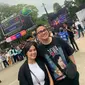 Umay Shahab dan pacarnya menyaksikan konser Coldplay