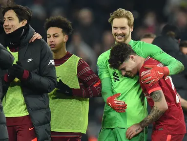 Kiper muda Liverpool, Caoimhin Kelleher menjadi sorotan usai penampilan apiknya yang berhasil membawa Liverpool memenangkan babak adu penalti melawan Leicester City pada laga Perempatfinal Carabao Cup 2021. (AFP/Oli Scarff)