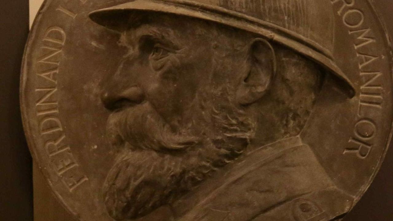 Di dalam bangunan itu terdapat patung Raja Ferdinand.