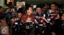 Gubernur DKI Jakarta, Basuki T Purnama saat ditanya wartawan usai menjalani pemeriksaan sebagai di Bareskrim Mabes Polri, Jakarta, Kamis (25/2). Ahok diperiksa sebagai saksi bagi dua tersangka Firmansyah dan Fahmi Zulfikar. (Liputan6.com/Gempur M Surya)