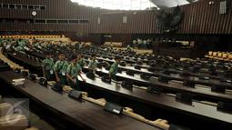Siswa SD Al-Azhar Kebayoran Lama melakukan kunjungan ke kompleks Parlemen, Jakarta, Kamis (5/11/2015). Kunjungan ke Gedung DPR dalam rangka study tour dan pemahaman materi pelajaran tentang trias politica. (Liputan6/Johan Tallo)