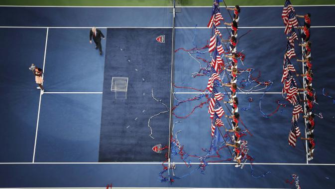 (Ilustrasi) Petenis AS, Sloane Stephens merayakan kemenangan meraih trofi AS Terbuka 2017 di Arthur Ashe Stadium, New York, (9/9/2017). Stephens menang atas Madison Keys 6-3, 6-0. (AP/Julie Jacobson)