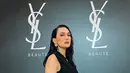 Luna Maya tampil dengan mengenakan cutout vest dan celana panjang berwarna hitam [@lunamaya]