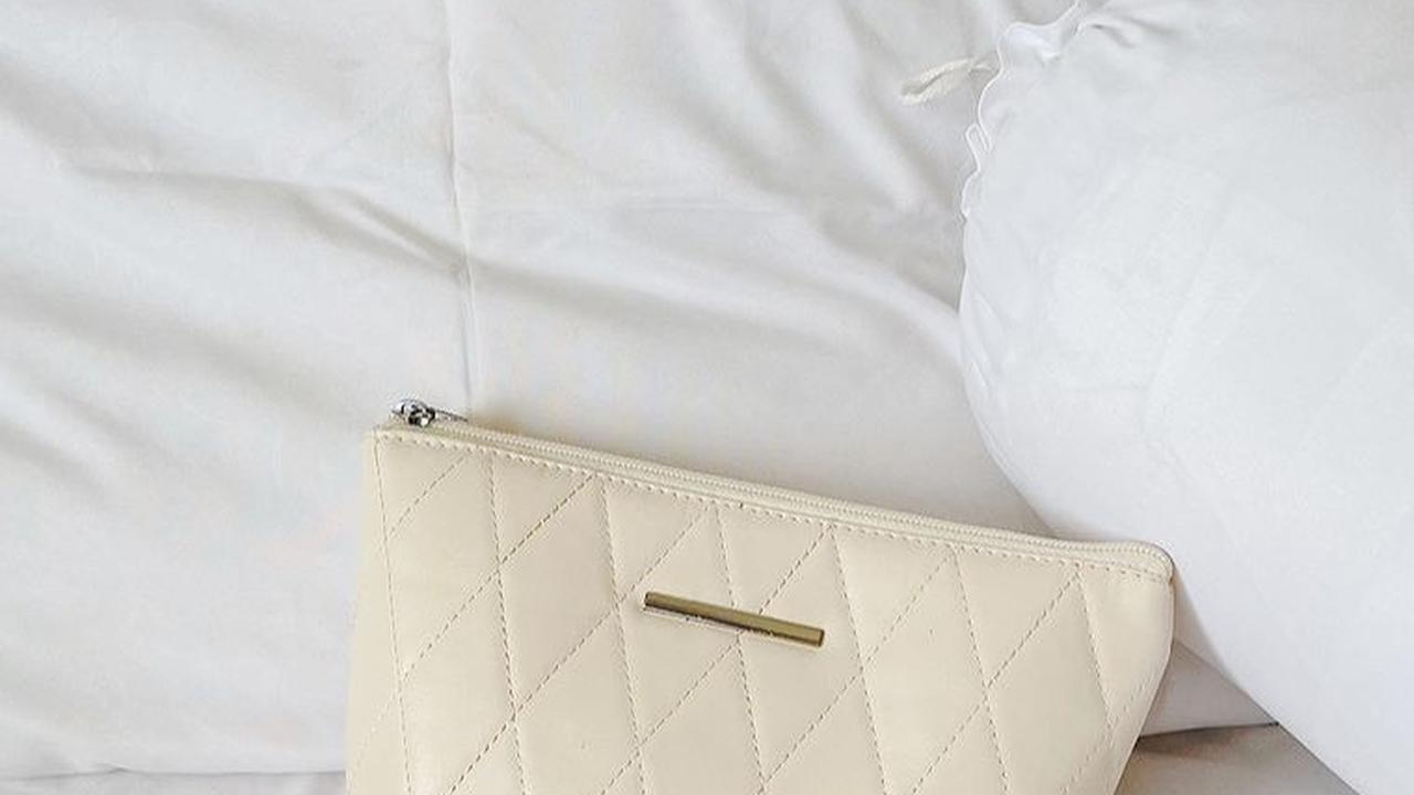 Tampil Lebih Santai dengan Menggunakan Pouch Bag