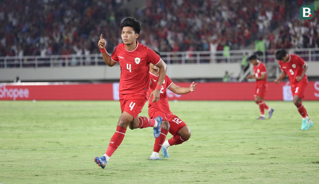 <p>Pemain&nbsp;Timnas Indonesia, Kadek Arel melakukan selebrasi setelah mencetak gol penyeimbang 1-1 ke gawang Laos pada laga lanjutan Grup B Piala AFF 2024 di Stadion Manahan, Solo, Jawa Tengah, Kamis (12/12/2024). (Bola.com/Abdul Aziz)</p>