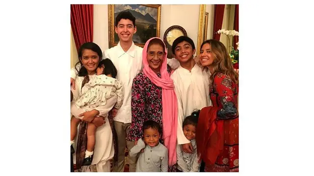 Potret Armand bersama dengan keluarganya, harmonis banget.