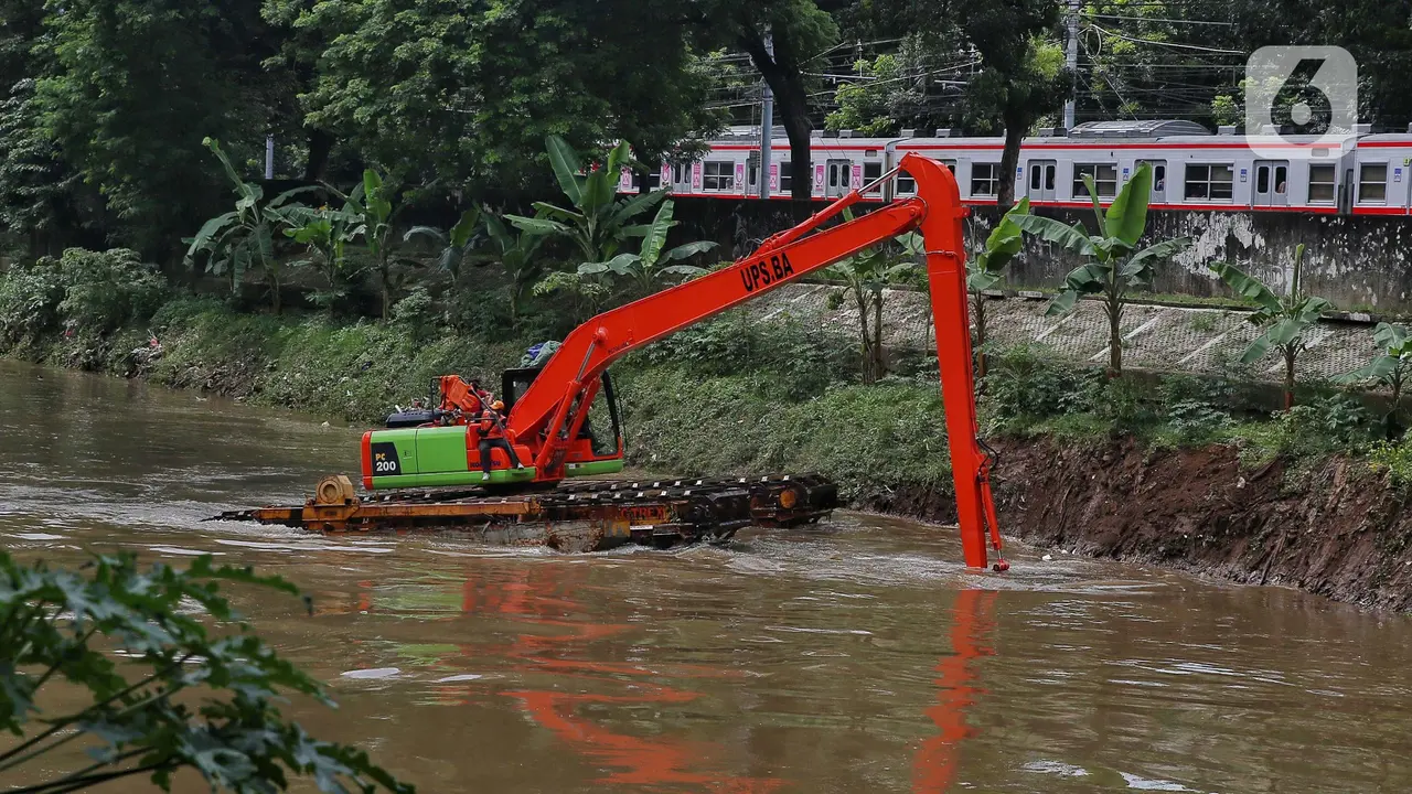 Dinas Lingkungan Hidup Jakarta Keruk Banjir Kanal Barat