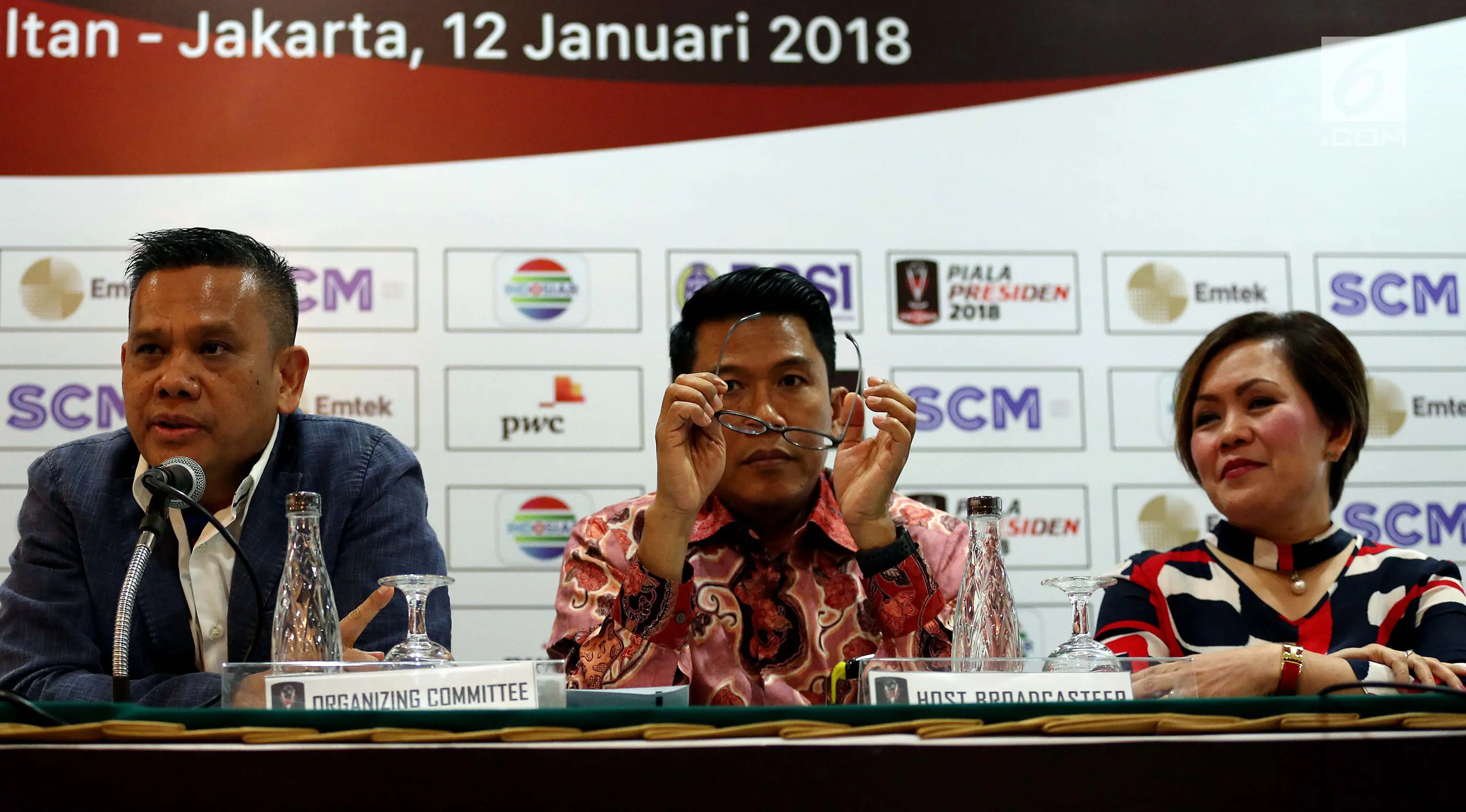 Ketua OC Piala Presiden 2018 Berlinton Siahaan, SC Piala Presiden Misbakun, dan Direktur Program SCM Harsiwi Achmad saat konferensi pers, Jakarta, Jumat (12/1/2018). Laga final Piala Presiden dijadwalkan pada 17 Februari 2018. (Liputan6.com/JohanTallo)