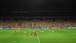 Suasana latihan tim Paris Saint-Germain (PSG) di kompleks olahraga TT Ali Samiyen di Istanbul (30/9/2019). PSG akan bertanding melawan tuan rumah Galatasaray pada grup A Liga Champions di Türk Telekom Stadium. (AFP Photo/Ozan Kose)