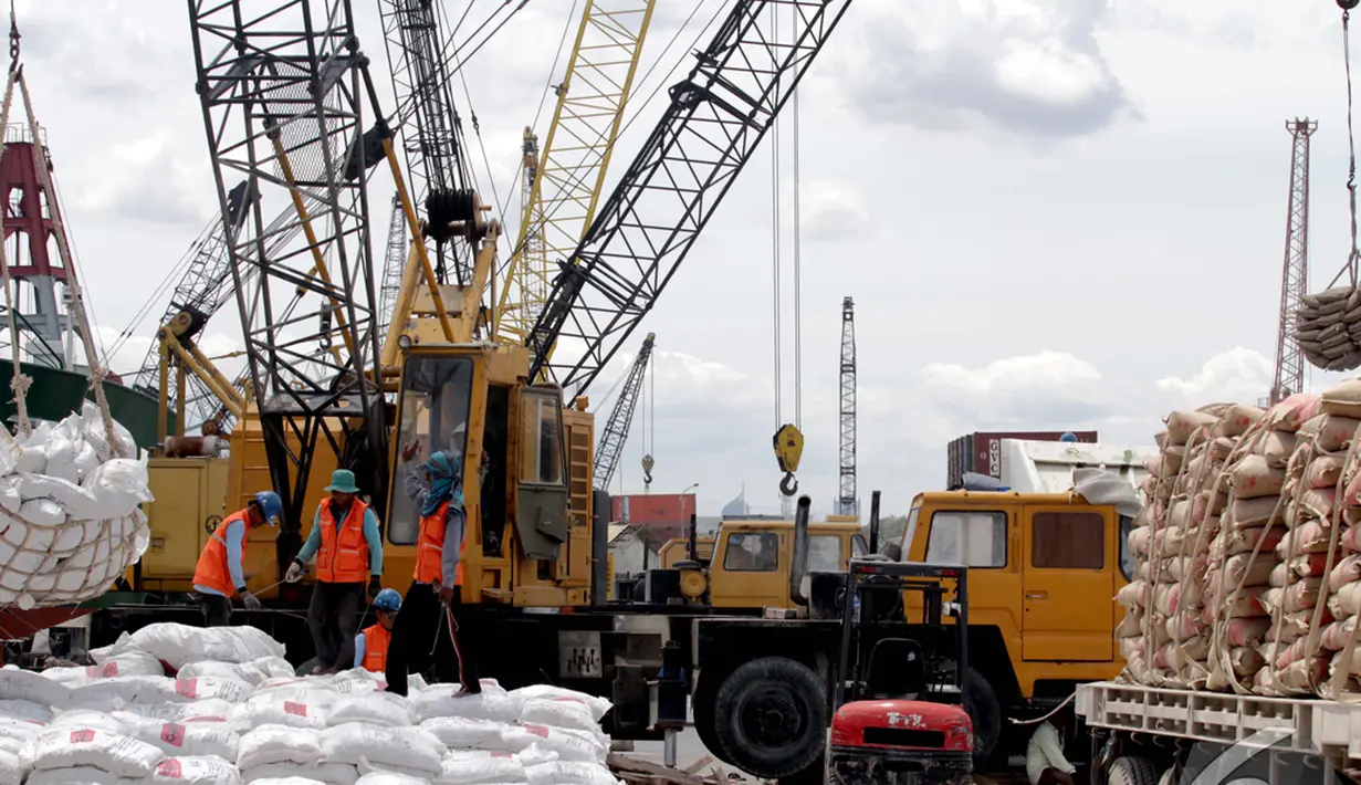 Suasana bongkar muat di Pelabuhan Sunda Kelapa, Jakarta, Jumat (9/1/2015). (Liputan6.com/Faizal Fanani)