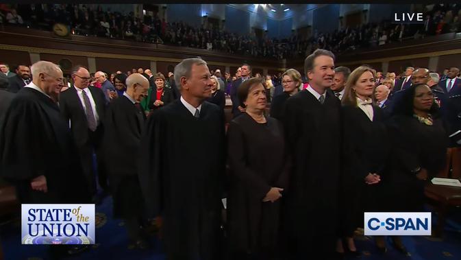 <p>Sebelum Jill Biden masuk ruang pidato di Capitol Hill untuk acara SOTU 2023, anggota Mahkamah Agung AS lebih dahulu masuk. Tampak dua hakim agung pilihan Mantan Presiden AS Donald Trump, Brett Kavanaugh (tengah) dan di sisi kirinya ada Amy Coney Barrett. Dok: YouTube C-SPAN</p>