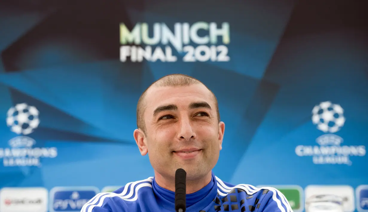 Meski tak sepopuler pelatih Italia lainnya, Roberto Di Matteo memiliki jasa yang tak terlupakan bagi Chelsea. Ia menjadi pelatih pertama yang berhasil mempersembahkan gelar Liga Champions pertama untuk The Blues pada musim 2011/2012. Padahal, saat itu Di Matteo hanya berstatus pelatih sementara Chelsea. (AFP/Adrian Dennis)