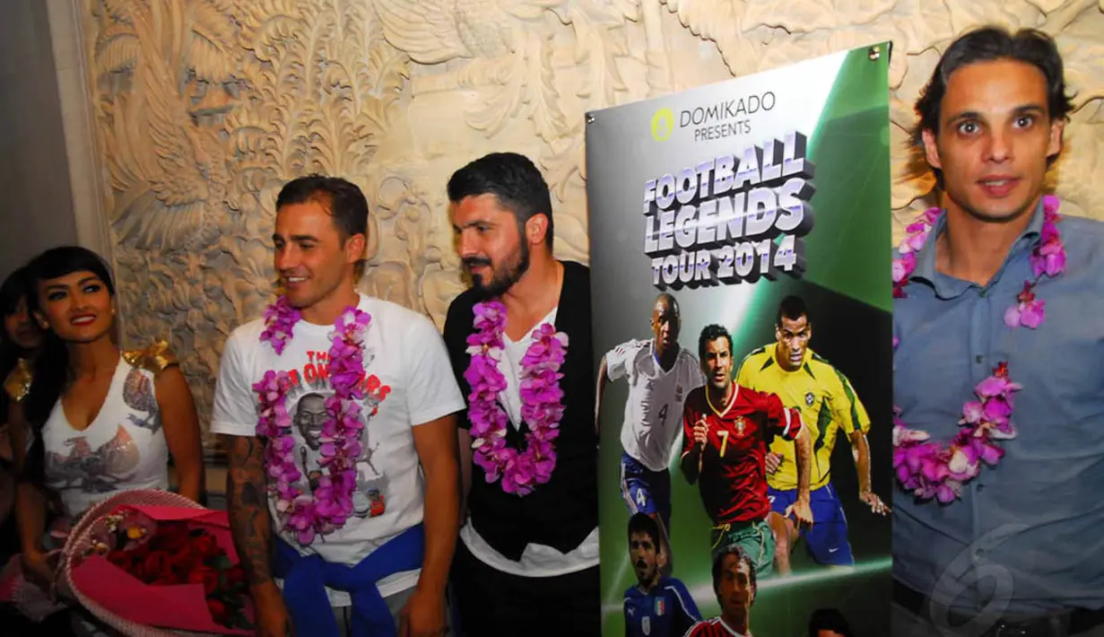 (Dari kiri) Julia Perez, Fabio Cannavaro, Gennaro Gattuso dan Nuno Gomes disela-sela sesi foto sebelum memulai jumpa pers laga "Football Legends Tour 2014" di Hotel Shangri-la, Kamis (5/6/14). (Liputan6.com/Miftahul Hayat)