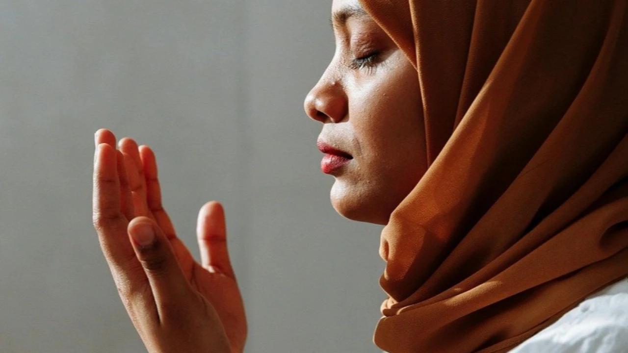 Doa Bulan Rajab Lengkap Arab, Latin, Beserta Artinya