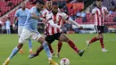 Gelandang Manchester City, Riyad Mahrez, berebut bola dengan bek Sheffield United, Max Lowe, pada laga lanjutan Liga Inggris di Stadion Bramall Lane, Sabtu (31/10/2020) malam WIB. Manchester City menang 1-0 atas Sheffiel. (Tim Keeton/Pool via AP)