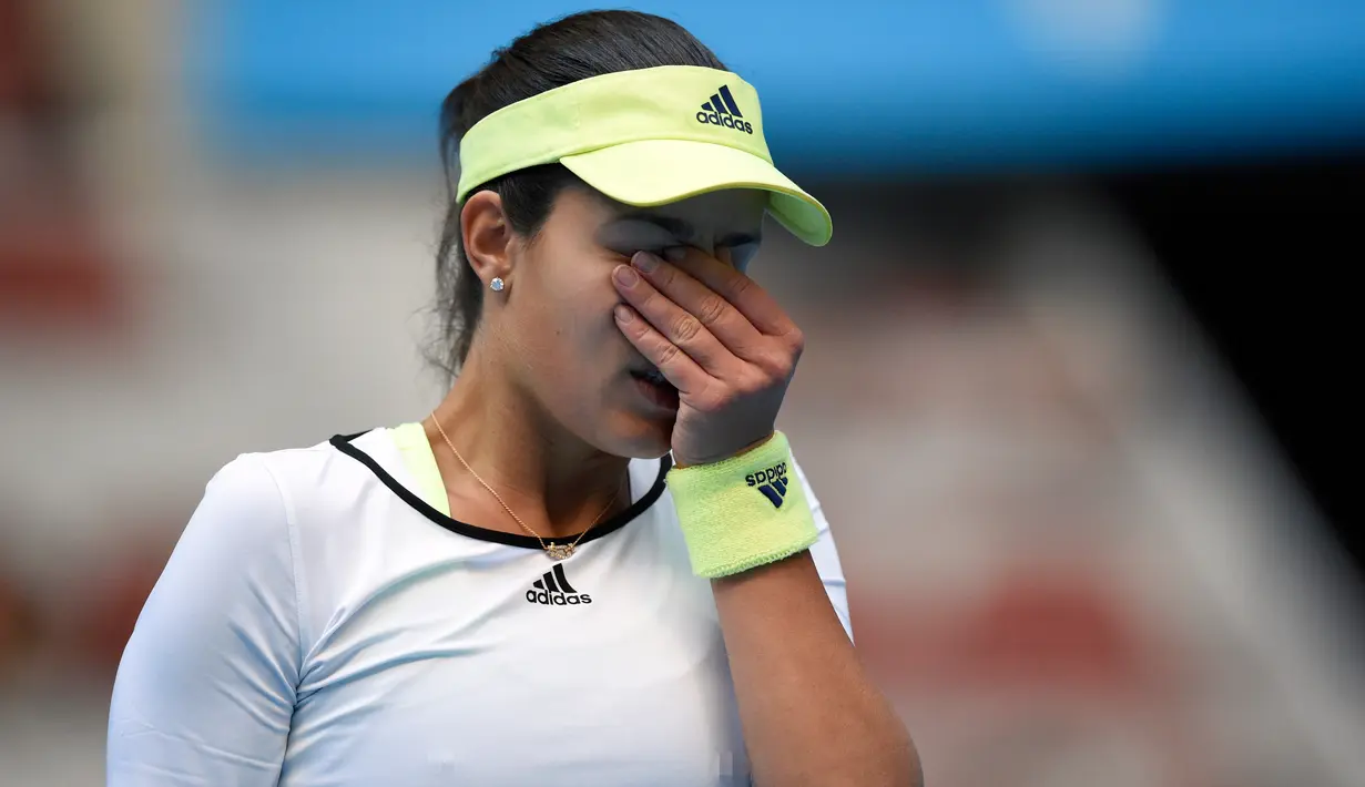 Sepanjang tahun ini Ana Ivanovic memang berjuang keras melawan cedera pergelangan dan ibu jari tangannya. Cedera itu membuat Ivanovic hanya memenangkan 15 pertandingan tahun ini dan tak meraih trofi apa pun. (ADRIAN DENNIS/AFP)