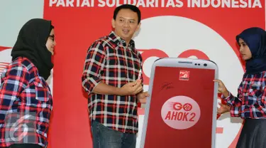  Calon Gubernur DKI Basuki Tjahaja Purnama (tengah) usai menandatangani replika aplikasi Go Ahok2 saat diluncurkan di Jakarta, Senin (28/11). Aplikasi ini untuk memudahkan arus informasi Cagub dan Cawagub Ahok-Djarot. (Liputan6.com/Helmi Fithriansyah)