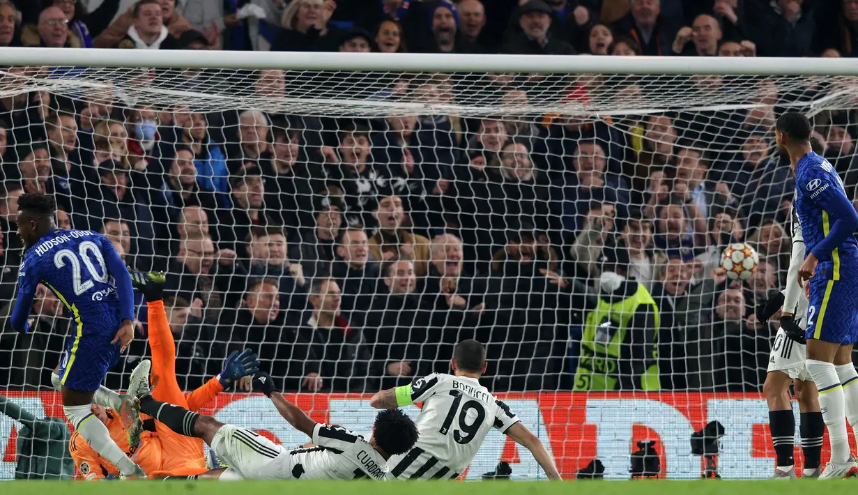 4-0. Kemenangan 4-0 Chelsea atas tamunya Juventus ini terjadi di matchday ke-5 Grup H Liga Champions musim 2021/2022, 23 November 2021. Keempat gol Chelsea dicetak oleh empat pemain berbeda, Trevoh Chalobah, Reece James, Callum Hudson-Odoi dan ditutup oleh gol Timo Werner. (AFP/Adrian Dennis)