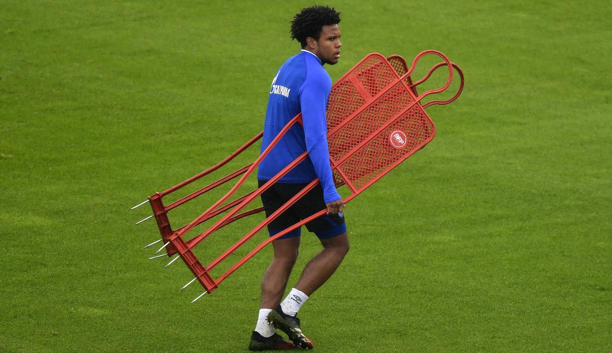 Pemain Schalke, Weston McKennie, saat mengikuti sesi latihan di Gelsenkirchen, Jerman, Rabu, (29/4/2020). Schalke kembali menggelar latihan jelang rencana akan kembali bergulirnya Bundesliga di tengah pandemi COVID-19 pada Mei mendatang. (AP/Martin Meissner)
