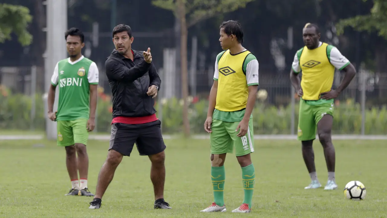 Pelatih Bhayangkara FC, Alfredo Vera, memberikan arahan kepada pemainnya saat latihan. (Bola.com/Yoppy Renato)