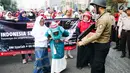 Masyarakat Relawan Indonesia melakukan aksi teatrikal untuk muslim rohingya di Bundaran HI, Jakarta, Minggu (3/9). Aksi solidaritas tersebut mengecam kekerasan yang terjadi pada muslim Rohingya yang di lakukan militer Myanmar. (Liputan6.com/Angga Yuniar)