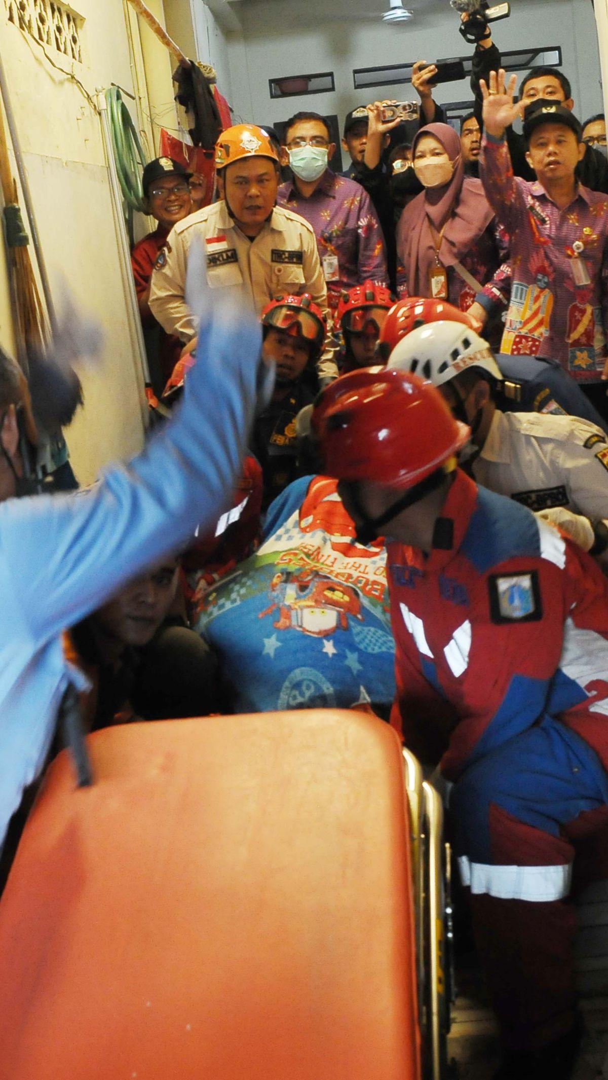 Momen evakuasi Ahmad Juwanto yang terlihat melibatkan sejumlah petugas gabungan saat  tubuh beratnya dibawa masuk ke dalam mobil ambulans untuk dilarikan ke rumah sakit untuk menjalani proses pemeriksaan lebih lanjut.