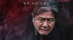 Dalam poster pertama di bawah, Choi Min Sik berubah menjadi ahli feng shui Sang Deok yang bertugas menemukan suatu wilayah. Ekspresi wajahnya yang intens saja sudah membuat penonton kewalahan, meningkatkan rasa penasaran tentang entitas misterius yang dia saksikan. (Foto: Showbox via Soompi)