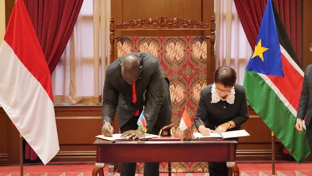 Menteri Luar Negeri RI, Retno Marsudi, dan Wakil Menteri Luar Negeri Sudan Selatan, Honorable Deng Dau Deng Malek, disela-sela Sidang Majelis Umum PBB ke-77 di New York (20/09/22). (Dok: Kemlu RI)