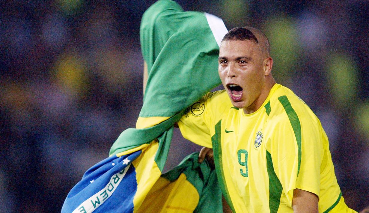 Ronaldo - Model rambut Ronaldo ini sangat ikonik saat Piala Dunia 2002 berlangsung di Korea dan Jepang. Tidak hanya mampu mencuri perhatian dengan gaya rambut anehnya, Ronaldo juga berhasil membawa Tim Samba menjadi kampiun di Piala Dunia kala itu. (AFP/Daniel Garcia)