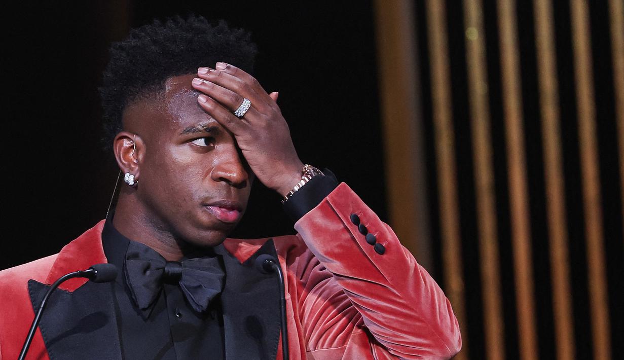 Bintang Real Madrid, Vinicius Junior saat menerima Socrates Award dalam malam penghargaan Ballon d'Or 2023 di Theatre du Chatelet di kota Paris, Prancis, Selasa (31/10/2023) dini hari WIB. (FRANCK FIFE / AFP)